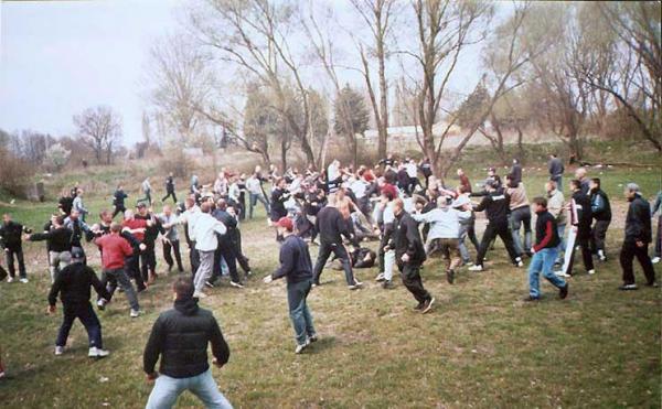 Bătaie organizată după alegeri, anunţată pe Facebook. A început ca o glumă, dar se anunţă ceva foarte serios