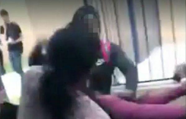 VIDEO | O adolescentă a fost BĂTUTĂ CU SĂLBĂTICIE de 10 colege de LICEU, pe motiv că nu o plăceau! Scene REVOLTĂTOARE