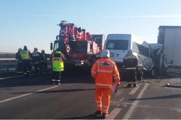 Accident grav la Vama Nădlac, un microbuz s-a zdrobit de un TIR: un mort şi un rănit