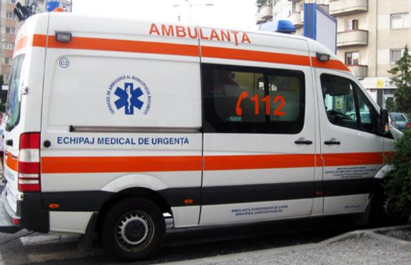 Accident dramatic în Gorj: un autocar cu 15 oameni l-a bord s-a răsturnat, după ce a lovit un pieton. O persoană a murit şi alte două au fost rănite