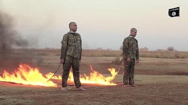 EXECUŢIE SADICĂ! Doi soldaţi turci, ARŞI DE VII de jihadiştii ISIS. Oroarea a fost filmată, iar imaginile publicate pe internet (VIDEO +18)