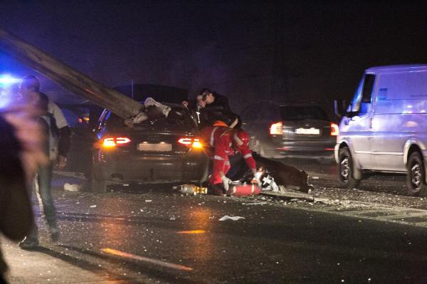 Mărturie-şoc de la accidentul din Buzău, unde o fată a murit străpunsă de un parapet de 4 metri: "Separatorul de sensuri părea să fi intrat prin podeaua autoturismului" (GALERIE FOTO)