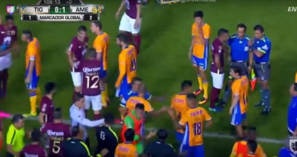 Scene incredibile la finala campionatului mexican de fotbal! Jucătorii s-au luat la bătaie în prelungiri (VIDEO)