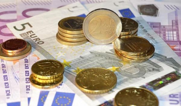 Criza politică din România aruncă în aer cursul valutar. Euro, la maximul ultimelor şase luni