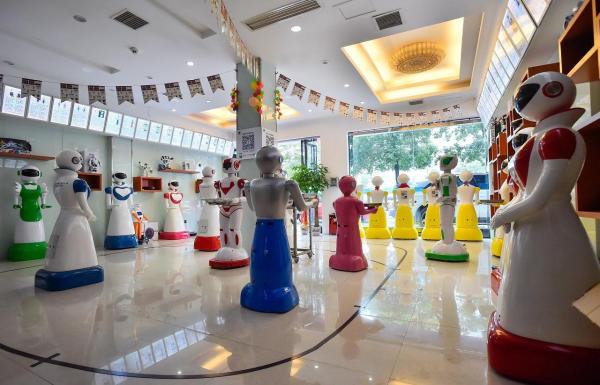 Personajele din filmele SF prind viaţă: primii paşi ai unui robot uriaş, făcuţi la Seul