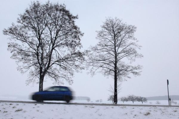 ATENŢIE ŞOFERI! Zăpadă pe mai multe drumuri naţionale, se circulă în condiţii de iarnă în Prahova şi Braşov, inclusiv pe DN 1