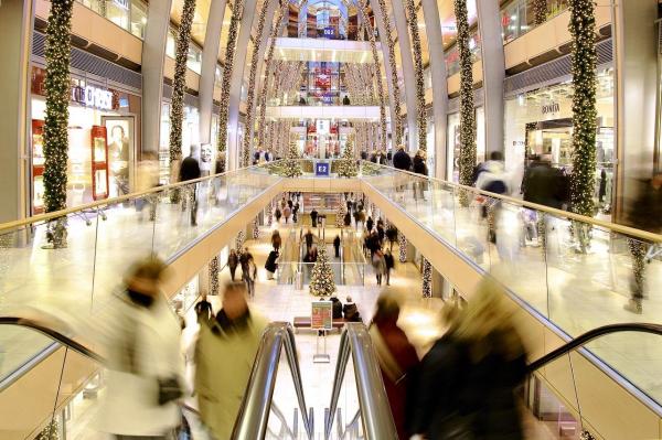 PROGRAMUL MARILOR MAGAZINE, la sfârşit de an. Vezi când şi unde poţi merge la cumpărăturile pentru Revelion