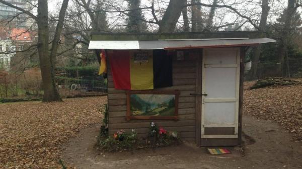 Povestea unui inginer român ajuns cerșetor în Bruxelles: trăiește într-o cocioabă, dar plantează flori și poartă steagul României. Belgienii îl apără, ca să nu fie expulzat