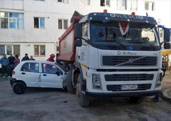 Accident mortal la Breaza, un Matiz a lovit o basculantă. Șoferul autoturismului a decedat