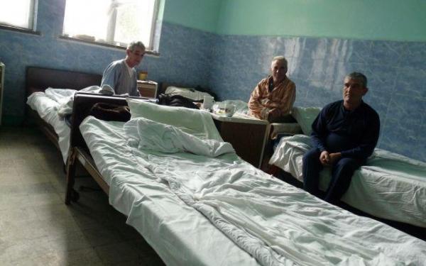 Obicei RUŞINOS în prag de Revelion. Din ce în ce mai mulţi români le fac asta BĂTRÂNILOR sau BOLNAVILOR, de dragul DISTRACŢIEI