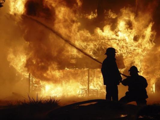 COPIL EROU la Vaslui! Micuţul de ŞASE ANI şi-a salvat fraţii din FOC în ultimul moment, TÂRÂNDU-I din casa care se prăbuşea în urma lor