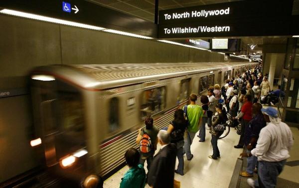 ALERTĂ CU BOMBĂ la metroul din Los Angeles. Şeful LAPD: "Ameninţarea este iminentă" (VIDEO)