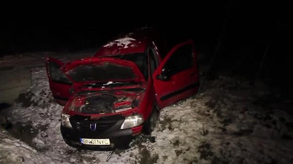 Un bistriţean a scăpat viu după ce s-a răsturnat cu maşina, dar era să moară de frig, pentru că nimeni nu a oprit să-l ajute