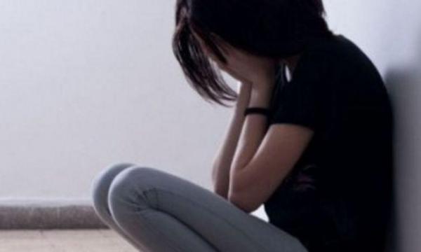 Copilă de 14 ani din Braşov violată de iubitul mamei, bătută de mamă să nu spună. Femeia a făcut bani pe suferinţa fetei