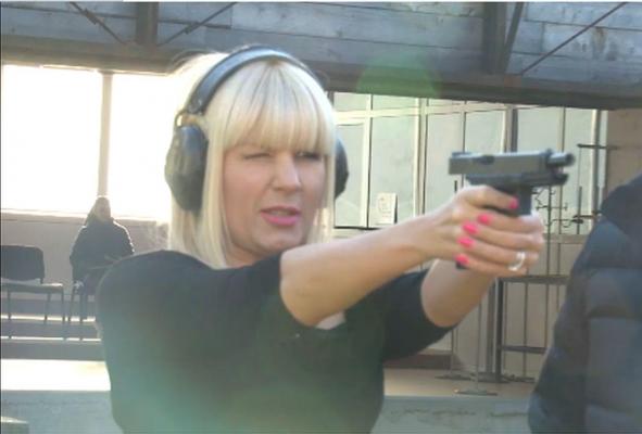 VIRAL: Elena Udrea face campanie cu arma în mână: "Nu e Schwarzenegger, nu e Rambo, nu e Van Damme și nici James Bond"