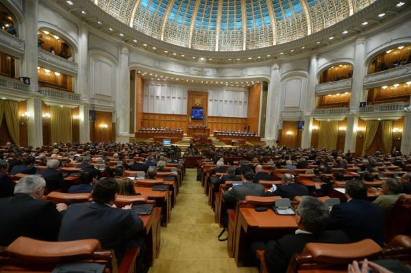 ALEGERI PARLAMENTARE 2016. Cine sunt cei care ne cer votul: Sute dintre candidaţi sunt pensionari, iar zeci sunt şomeri şi casnici