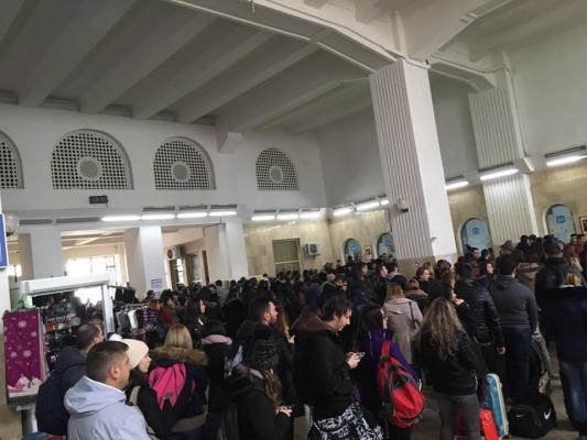 Aglomeraţie infernală la Gara de Nord! Se dau bilete de tren GRATUITE pentru tinerii din provincie