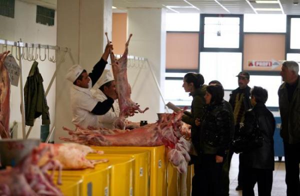 Peste 400 kg de carne, confiscate în piețele din Capitală. Au fost întocmite două dosare penale