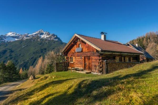 Ce trebuie să știi înainte să­-ți iei o cabană. Sfaturi salvatoare pentru o vacanță petrecută în vârf de munte