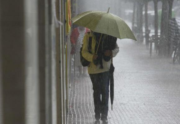 ALERTĂ METEO: Averse şi descărcări electrice în aproape toată ţara, până marți seară