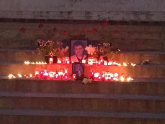 Lacrimi şi lumânări pentru victimele decedate în tragedia de la Perşani