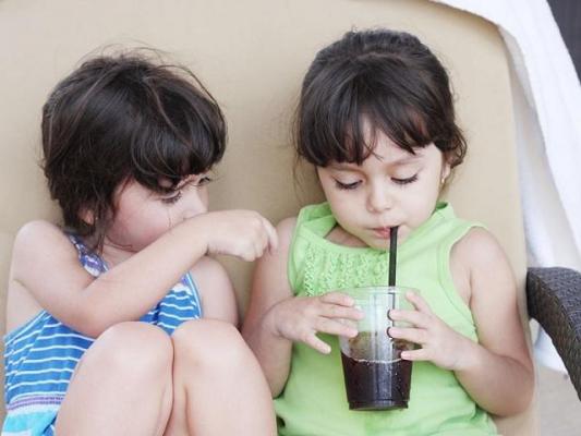 Cercetătorii britanici trag un semnal de alarmă: Copiii consumă în medie 75 g de zahăr zilnic