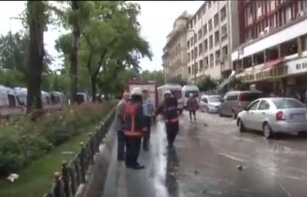 ATAC CU BOMBĂ la Istanbul: 11 oameni au fost ucişi după ce un autobuz al poliției a explodat în centrul oraşului (VIDEO)