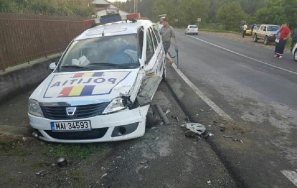 Impact VIOLENT între o maşină de poliţie şi un microbuz