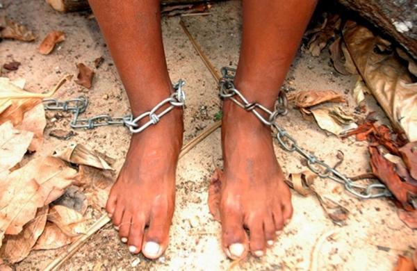 Cazul de sclavie din Argeş: Cine erau torţionarii victimelor legate în lanţuri şi ţinuţe în coteţe, aidoma unor animale sălbatice