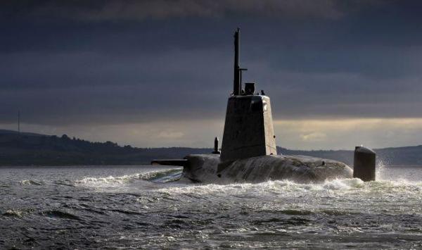 INCIDENT pe mare. Un submarin britanic s-a ciocnit de un cargobot