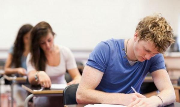 BACALAUREAT 2016. Rată de participare de aproape 100% la proba scrisă de limba română. 70 de candidaţi, ELIMINAŢI pentru fraudă sau tentativă de fraudă