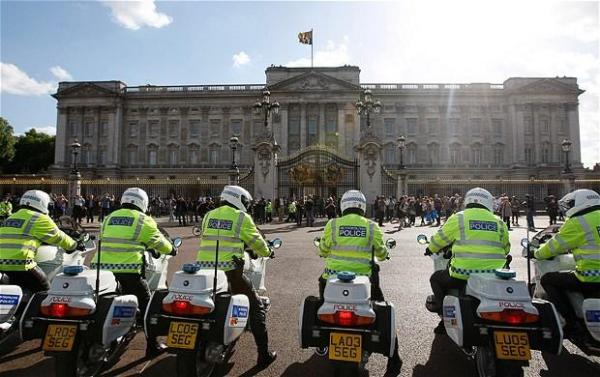 ALERTĂ la Palatul Buckingham! Un individ a încercat să o ucidă pe regină