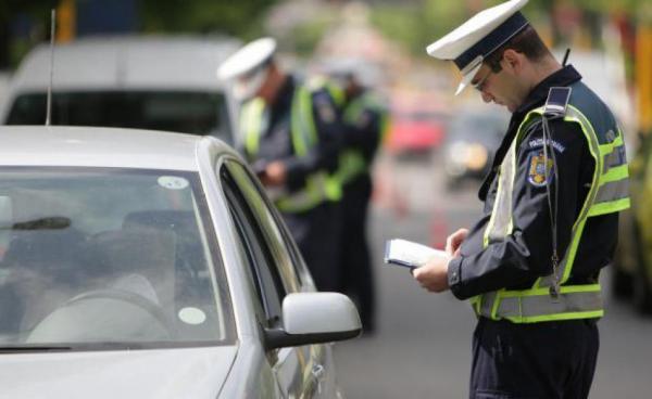 Situaţie de necrezut în trafic. Un recidivist prins la volan fără carnet face ameninţări cu MOARTEA: “Vezi moşii ăştia de aici? Diseară le dau foc!”