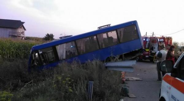 GRAV accident de circulaţie în judeţul Bacău! Un autobuz cu nuntași a ajuns în șanț. Şapte persoane au fost rănite