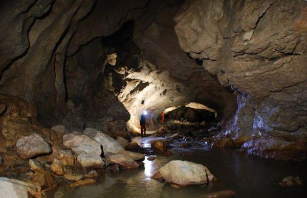 BREAKING NEWS: Nouă persoane sunt blocate într-o peşteră din Munţii Apuseni, din cauza unei viituri produse în urma unei ploi puternice