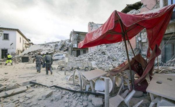 ZI NEAGRĂ în Italia. Premierul Matteo Renzi anunţă 120 de morţi şi peste 350 de răniţi în urma seismului. Bilanţul victimelor ar putea creşte