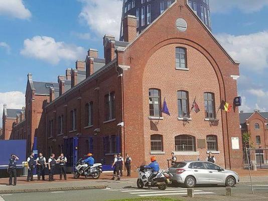 ATAC TERORIST în Belgia: Un bărbat cu macetă a atacat două poliţiste strigând “Allah Akhbar”