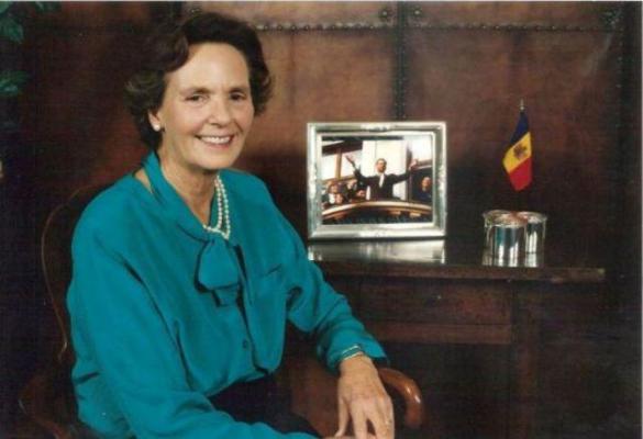 Sicriul cu trupul neînsufleţit al Reginei Ana a României a fost adus în ţară. IPS Ioan Robu a oficiat o slujbă religioasă la aeroport (FOTO)