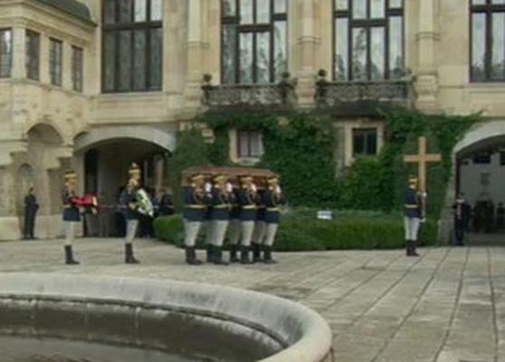 Sicriul cu trupul neînsufleţit al Reginei Ana a ajuns la Castelul Peleş şi a fost depus în Holul de Onoare