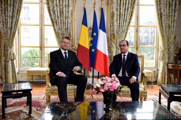 Francois Hollande a fost primit la Palatul Cotroceni de către preşedintele Iohannis