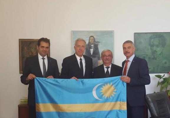 IMAGINEA care a REVOLTAT România! “Ruşine, domnule ambasador”. Mesaje de PROTEST adresate ambasadei SUA după ce Klemm s-a pozat cu steagul Ţinutului Secuiesc