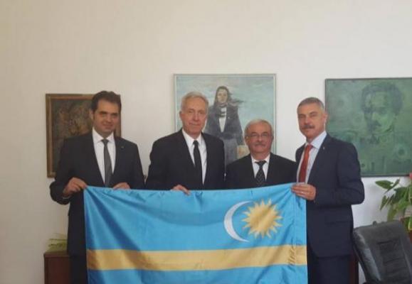 REACŢIA MAE după apariţia fotografiei în care ambasadorul SUA în România, Hans Klemm, ţine un steag secuiesc
