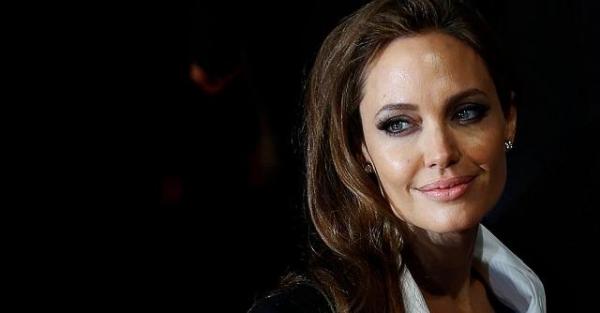 NOI detalii despre divorţul anului! Gestul Angelinei Jolie cu doar câteva luni înainte să anunțe că se desparte de Brad Pitt. “A fost orbită de gelozie!”