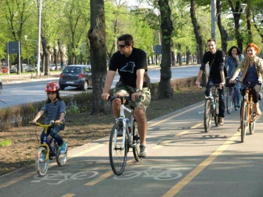 VEŞTI BUNE pentru biciclişti! Şase staţii automate de unde pot fi închiriate peste 200 de biciclete, deschise în Capitală