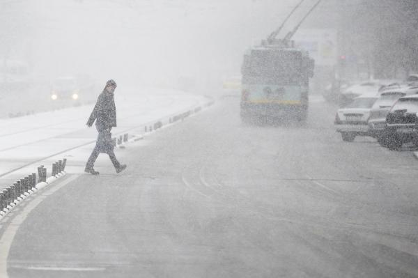 Avertismentul meteorologilor: Nu scăpăm de zăpezi. De luni, se întorc ninsorile!