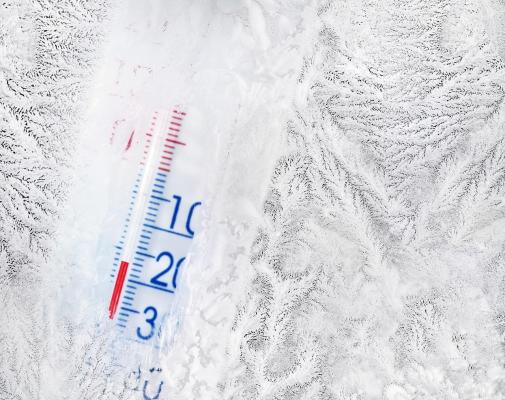Prima victimă a gerului, în Sălaj: bărbat găsit mort în baraca de tablă în care locuia, din cauza hipotermiei
