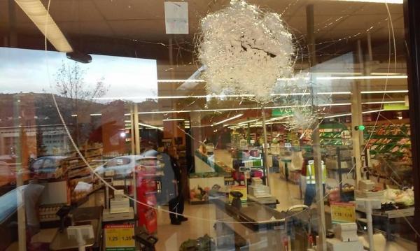 Focuri de armă la supermarket! Un bărbat care striga  "Allahu Akbar" a tras!