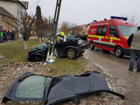 FOTO Accident cumplit în Timiş. O tânără de 26 de ani a murit, după ce a izbit un stâlp cu maşina