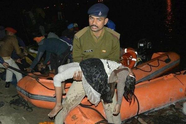 VIDEO 26 de oameni au murit înecaţi în Gange, după ce barca lor, supraîncărcată, s-a scufundat