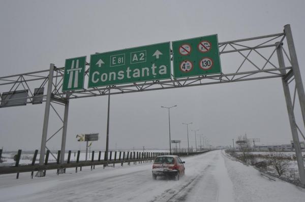 Atenţie, şoferi! Vizibilitate scăzută sub 50 de metri pe A2, între Lehliu şi Drajna. Se circulă în condiţii de iarnă